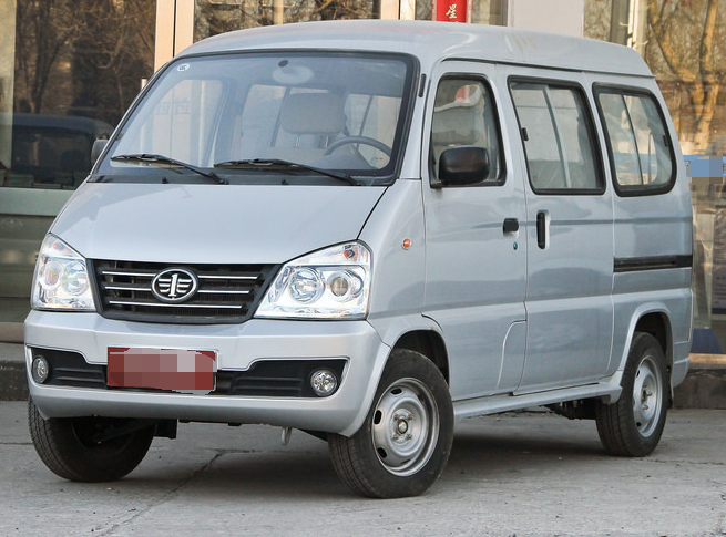 觉得拥挤,空间还是很宽敞,坐在车内不会有压抑感,空间很大,坐着很舒服