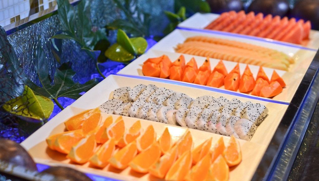 吃自助餐时,有2种零食是可以被打包带走的,服务员看到也不问的