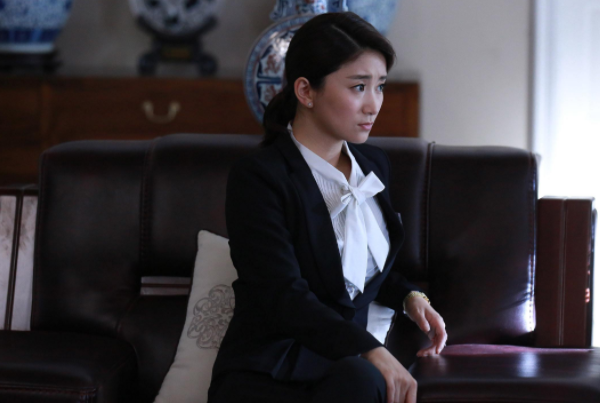 都是凭借《甄嬛传》走红,如今一人红成二线,她有长相却无戏可拍