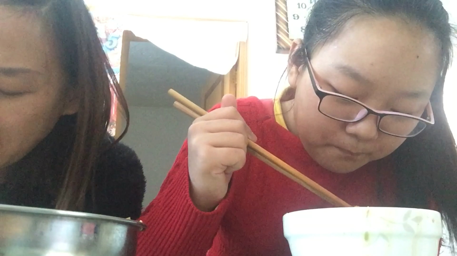 小芳今天学做了一道蒜蓉粉丝蒸金针菇,配妈妈做的臊子面,完美