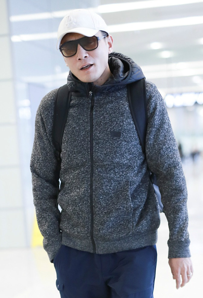 上海,近日,刘烨现身机场.