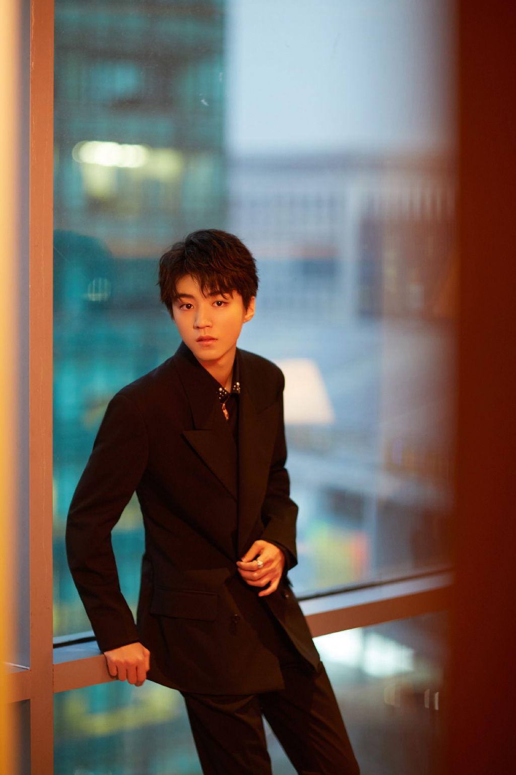 王俊凯真会穿,宽松毛衣配休闲裤帅气又时尚,格外的好看