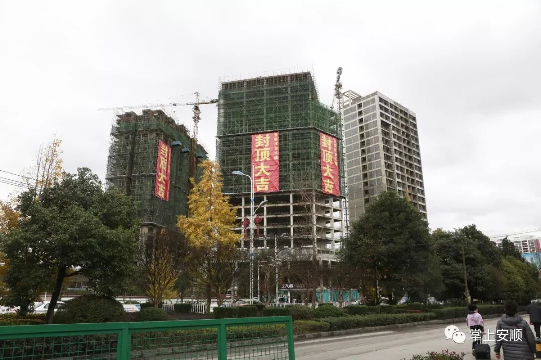 安顺东出口再添新地标 报业大厦成功封顶