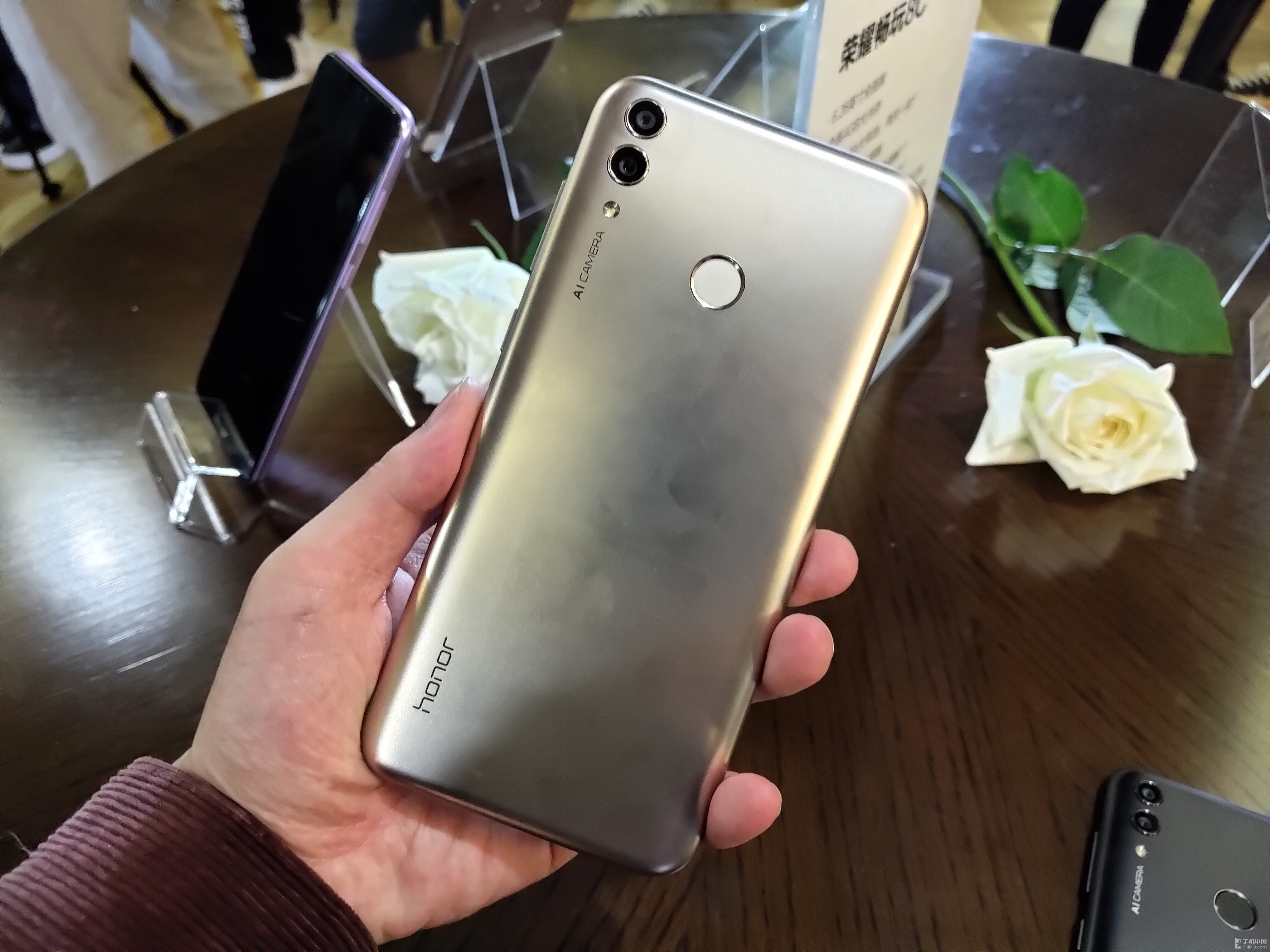 荣耀畅玩8c现场真机图赏 "烟熏妆"美如画