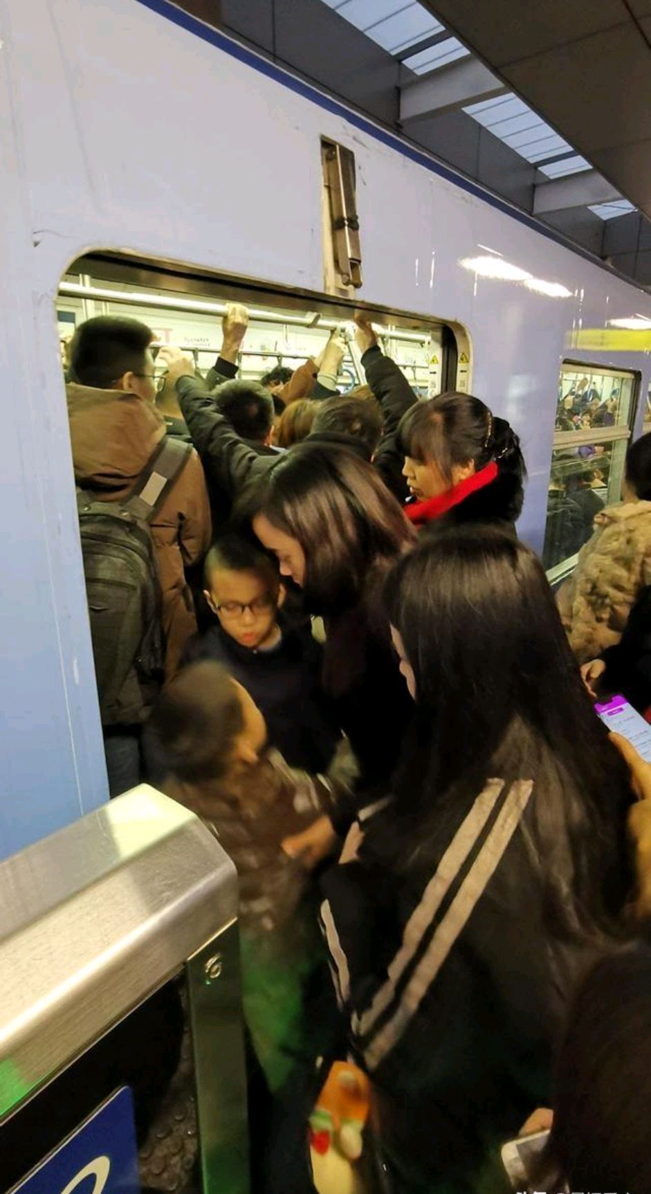 重庆昨天下班时坐轻轨的人比平常多几倍,远离商圈的站都挤不上去