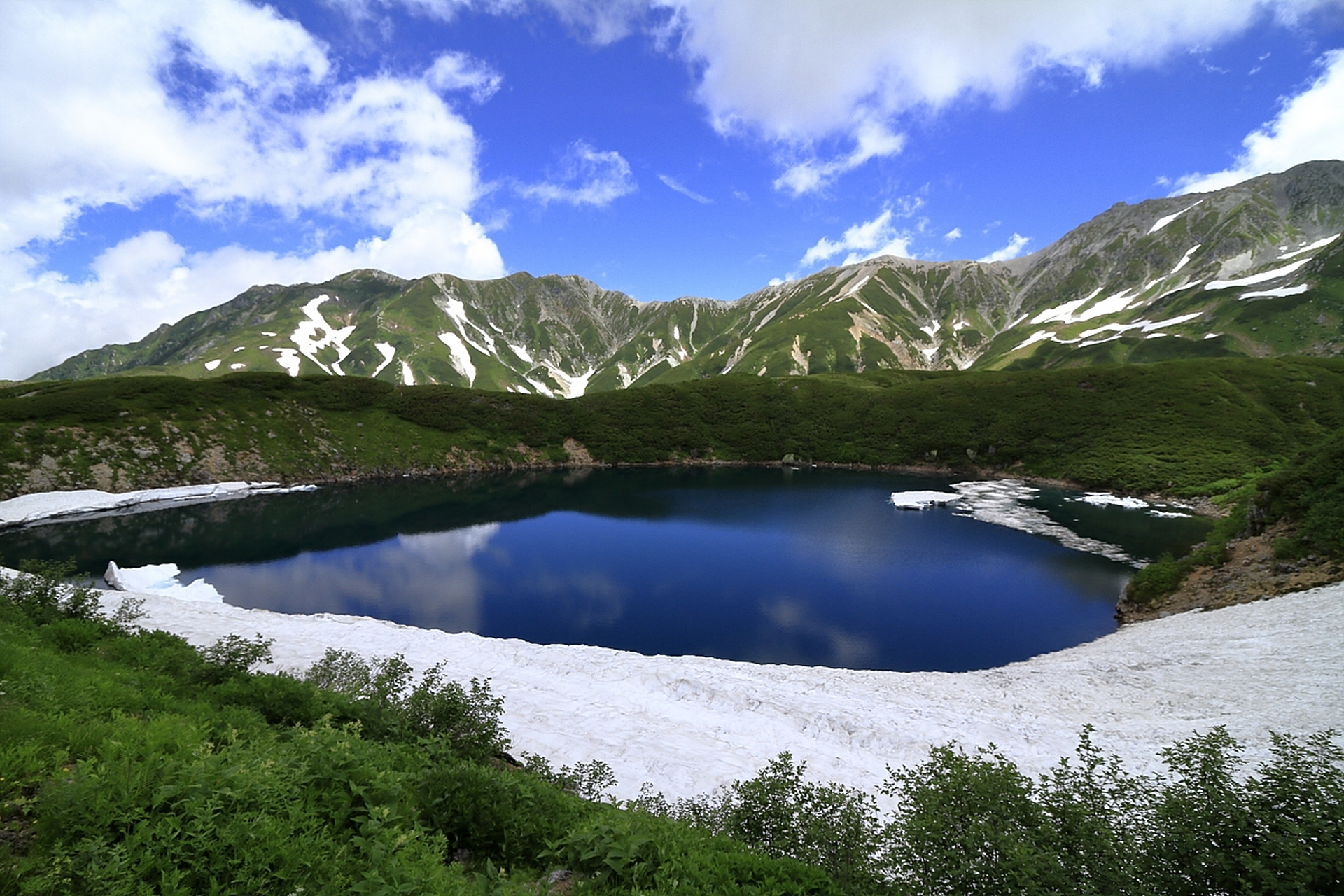 尽管我们放下了手中的利刃,想要立即成为佛陀,但这