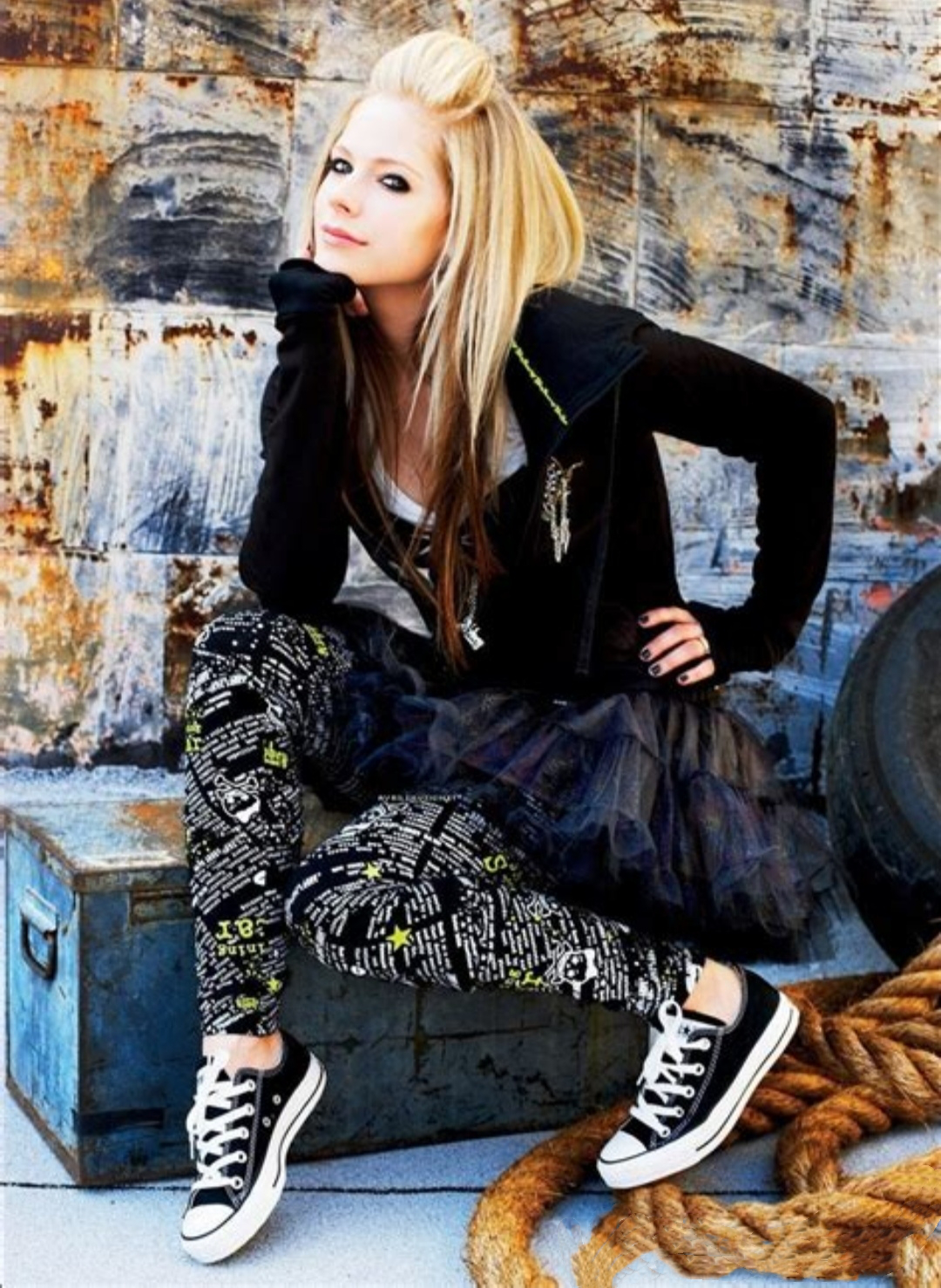 看艾薇儿当年的穿搭,你就明白了,她能公开自己的电话号并不稀奇