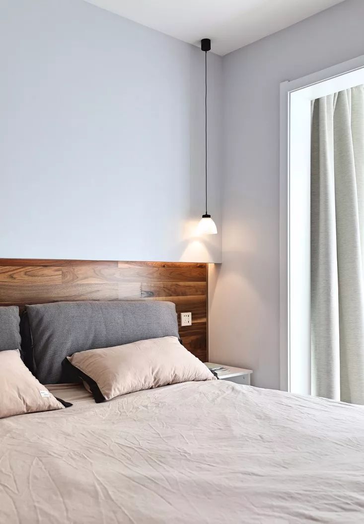 用胡桃木做墙板,原来也这么好看,百搭风,床头两边的小吊灯垂下来补充