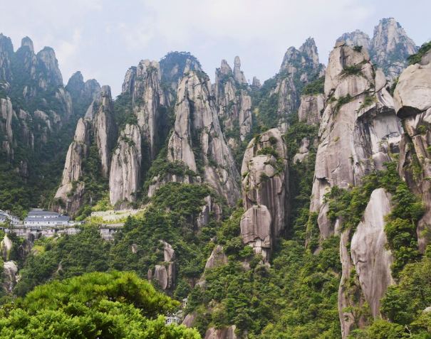 流霞台又称浏霞台,位于三清山梯云岭景区中心,值得一去