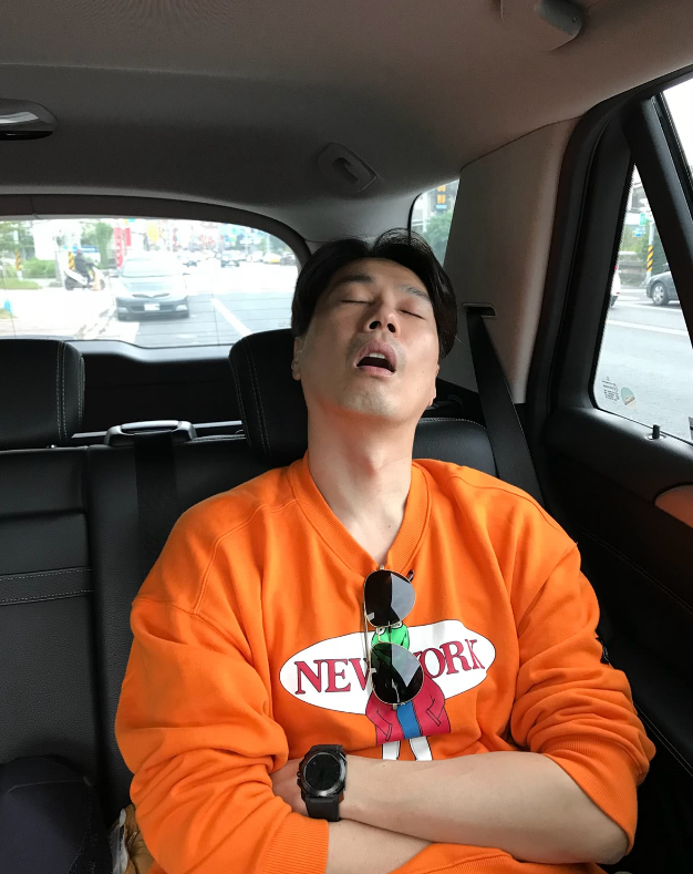 ella晒老公和儿子同款仰头张嘴睡姿,劲宝睫毛抢镜,越来越可爱了