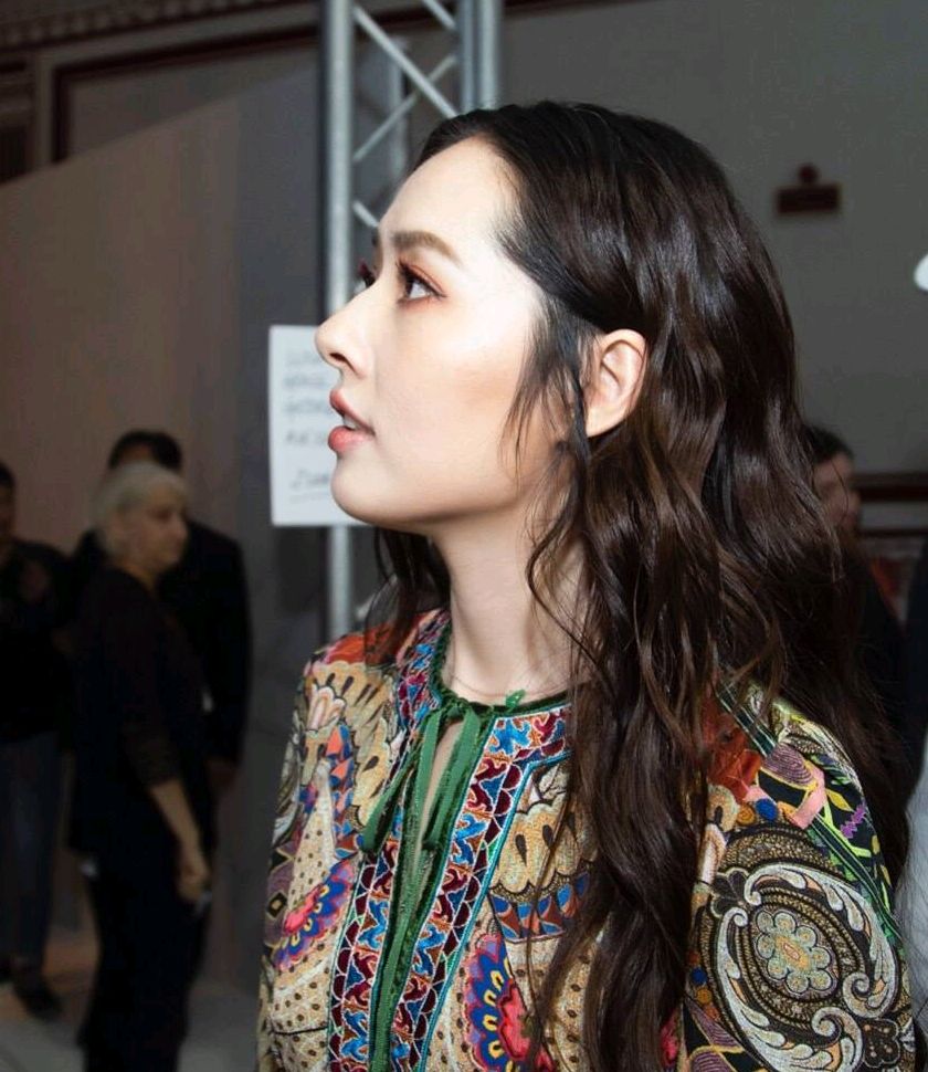 郭碧婷米兰时装周,一头海藻般长发的她,举手投足间尽显优雅气质