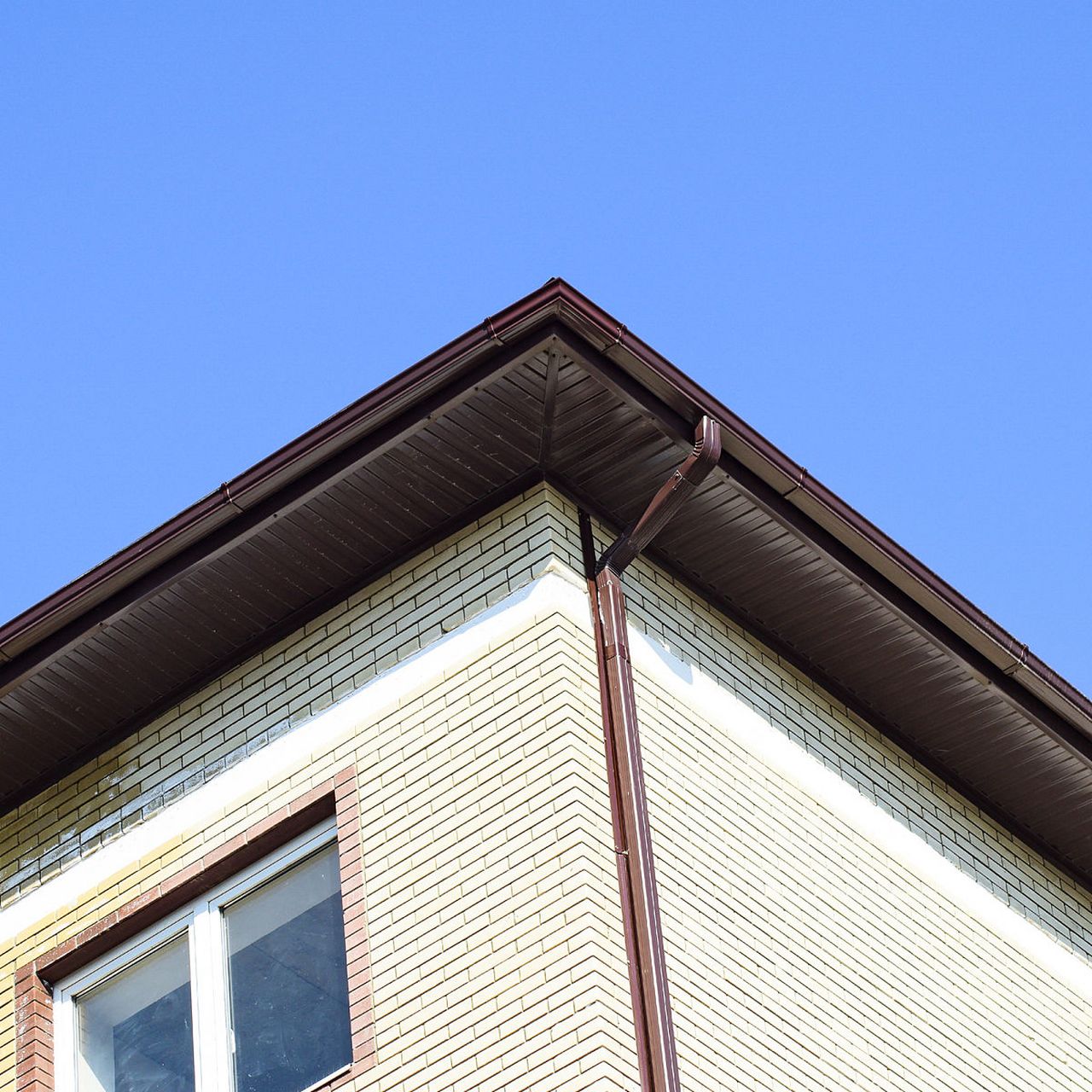 檐口高度怎么算  檐口高度计算方法通常采用:一,平屋顶带女儿墙时,应