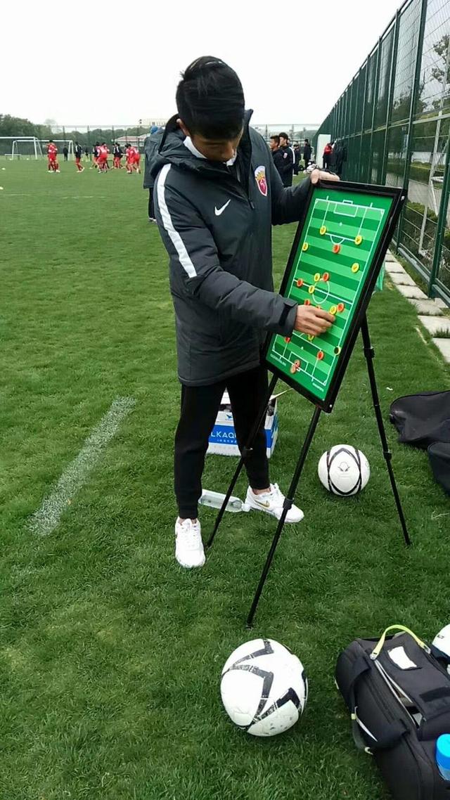 上港教练蔡惠强:从解说台走上教练席,生活已离不开足球