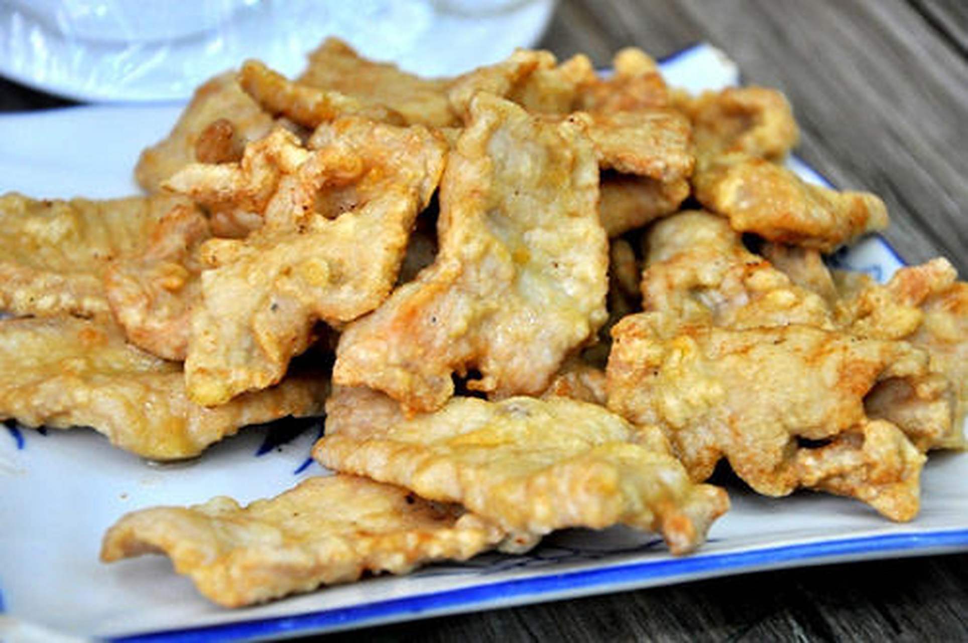 清炸里脊是东北地区传统的汉族名菜,属于东北菜.饮酒佳菜,越嚼越香.