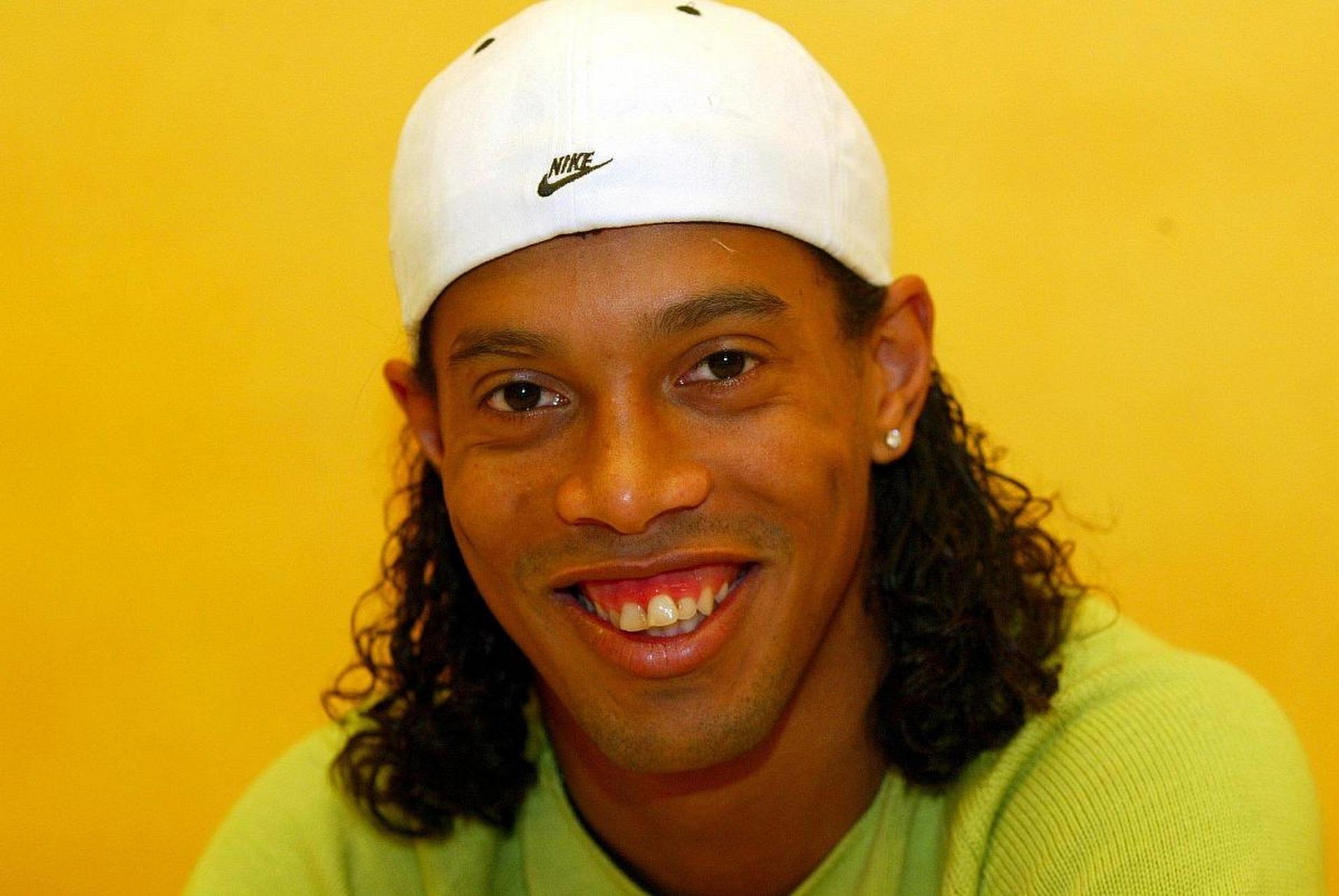 小罗作为一位足球巨星,不仅拥有出色的球技,还备受球迷们的喜爱.