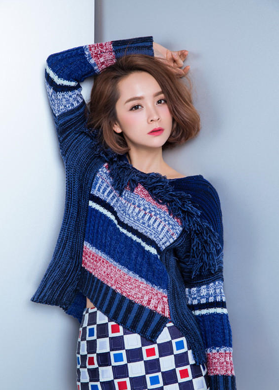 邓莎真会打扮,穿红裙配侧分发型就美回了20岁,大麟子更是萌萌的