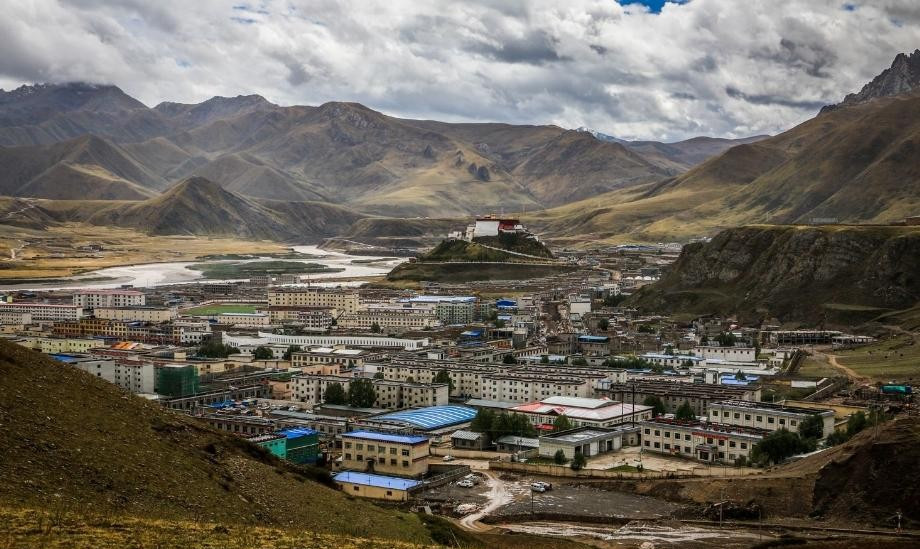 嘉黎县:辖2个镇,8个乡.总人口31538人(2014年).总面积13238平方公里.