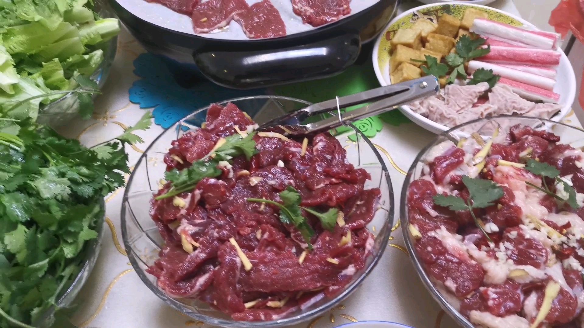 弄两大盘牛肉这样吃真过瘾,还有花式水果,这五一节过得真值