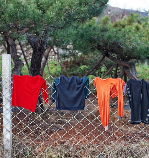 虽说在我国户外晾衣物是允许的,但能晒到人行道上?