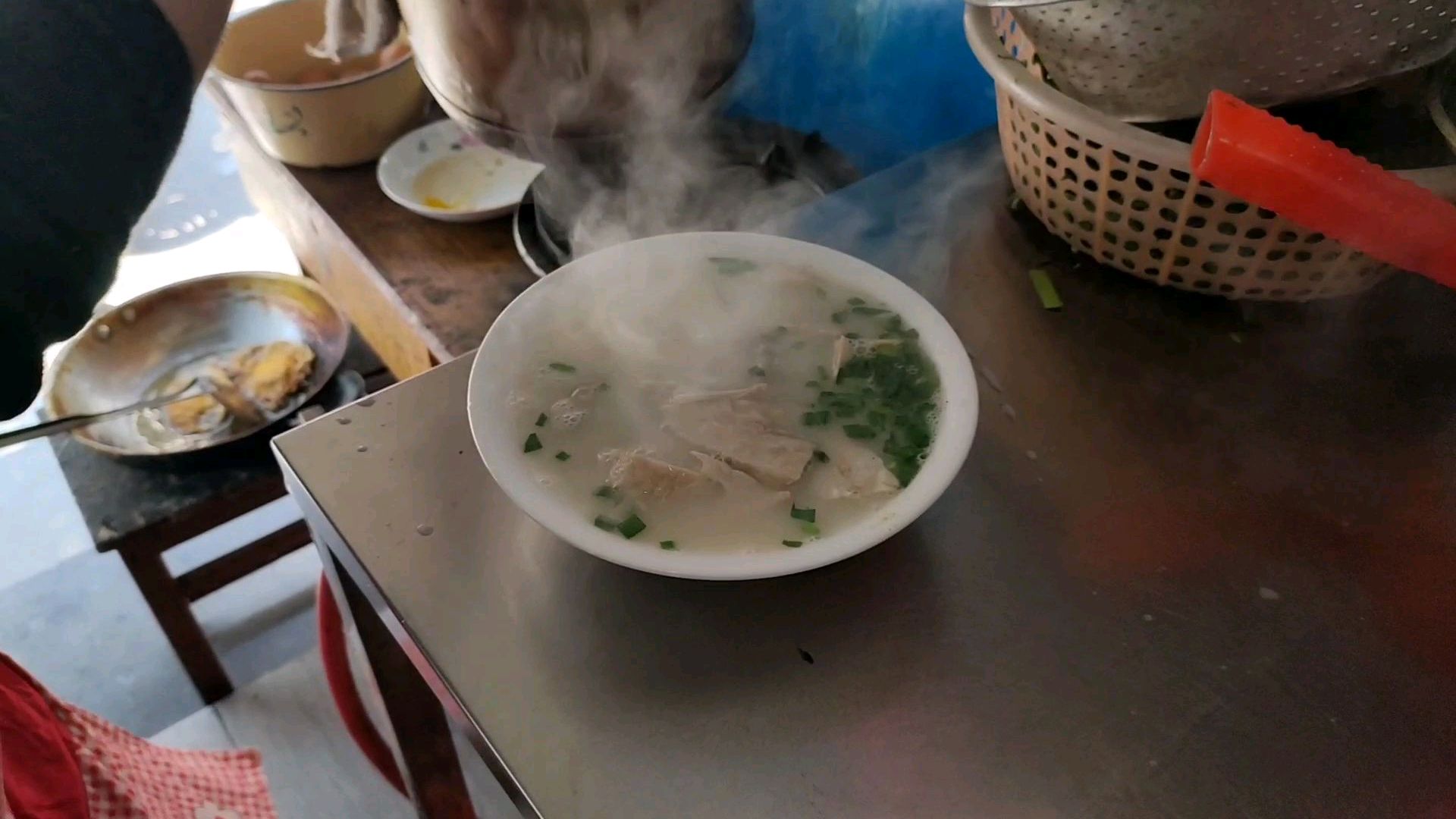 小巷中的“宝堰面馆”招牌干拌面配上一碗雪白的肚肺汤太安逸了