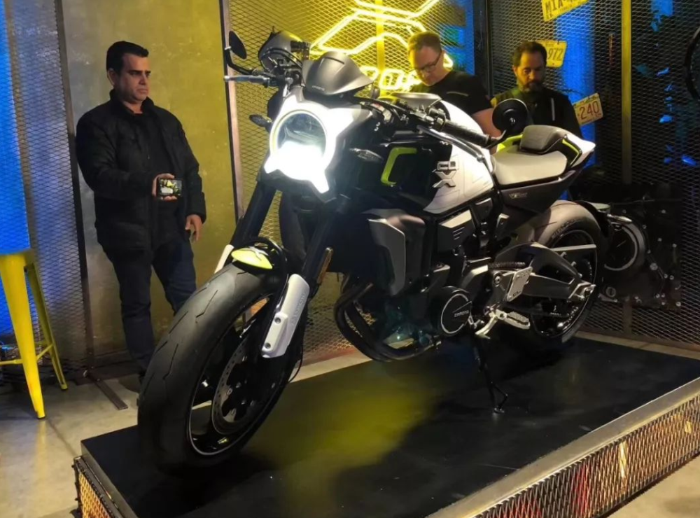 国产春风700cc机车亮相,造型威风如美队座驾,还要啥哈雷?