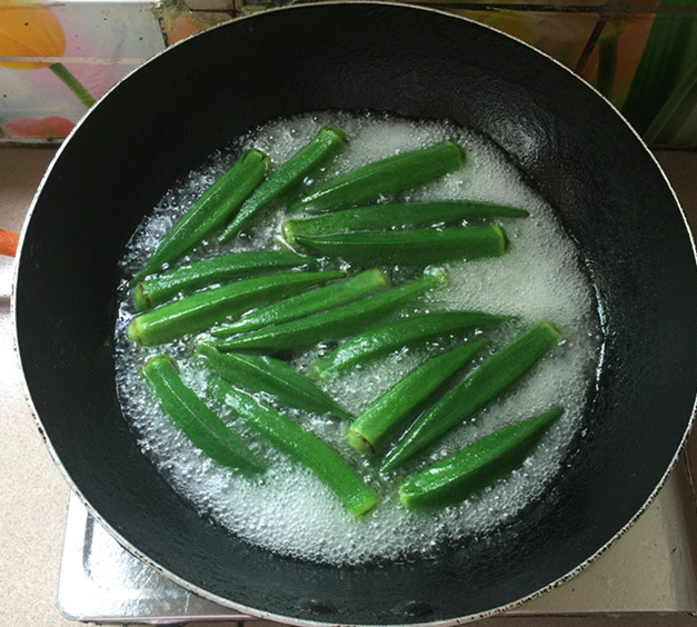 3.燒水加點鹽和油,下秋葵焯水,煮約2分鐘.