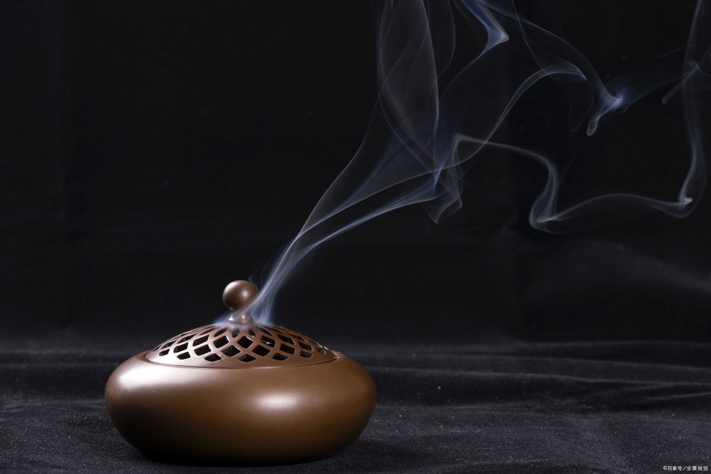 走近道教:为何烧香要用三支香呢?为什么有"不烧檀香"的禁忌?