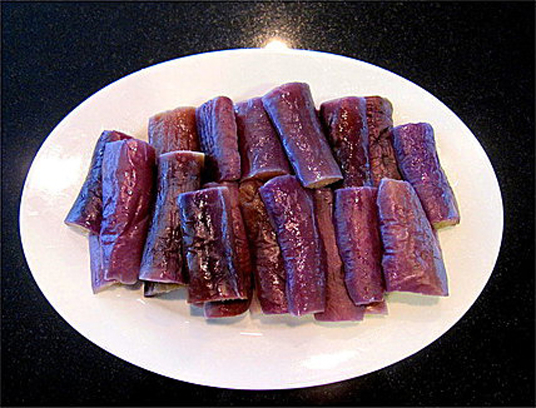 小叮咛:**水煮茄子颜色要漂亮,必须先将水煮开,再放入茄子,茄子必须