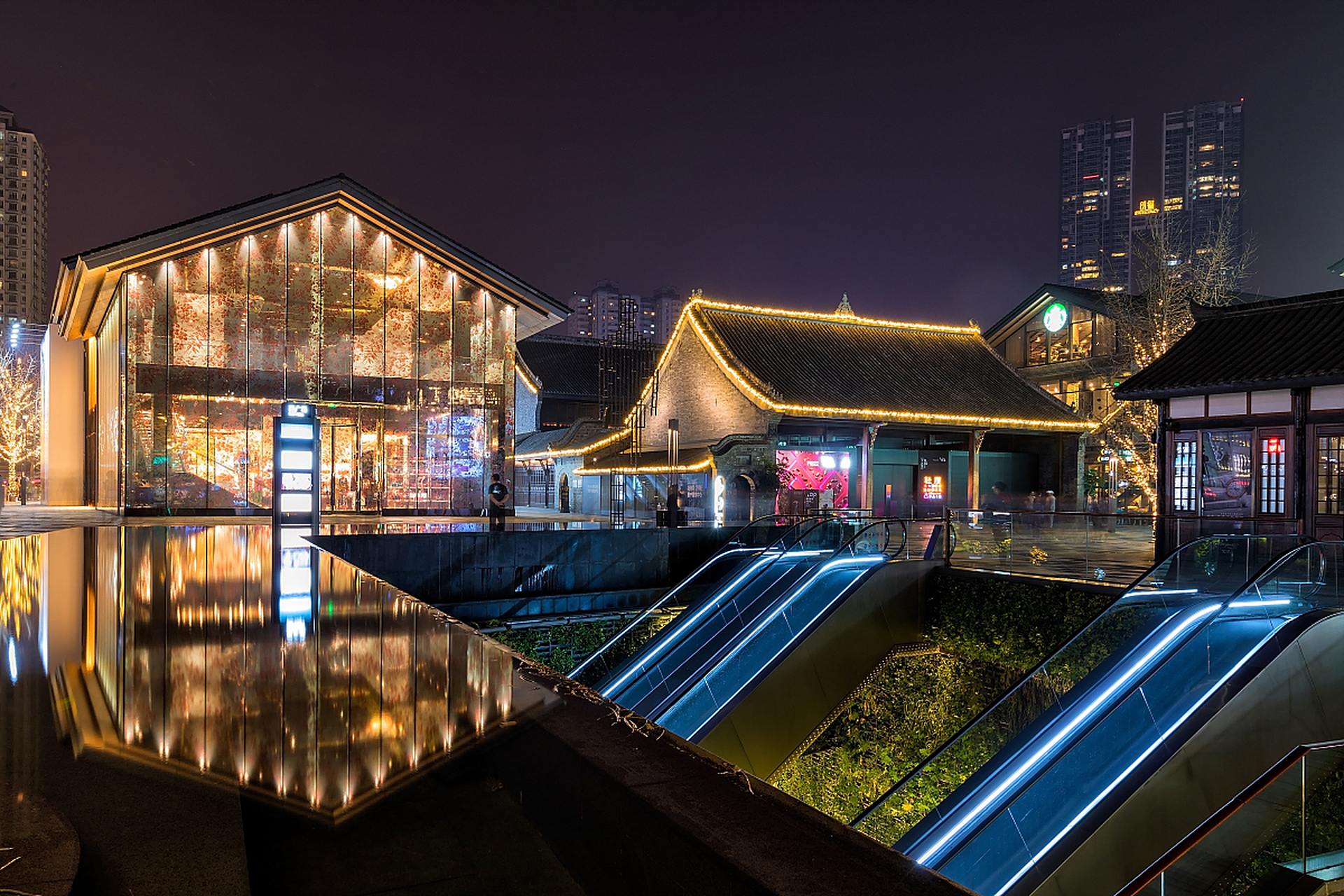 #仲夏巡游指南# 春熙路太古里是成都市的一个著名商业区,拥有众多的时