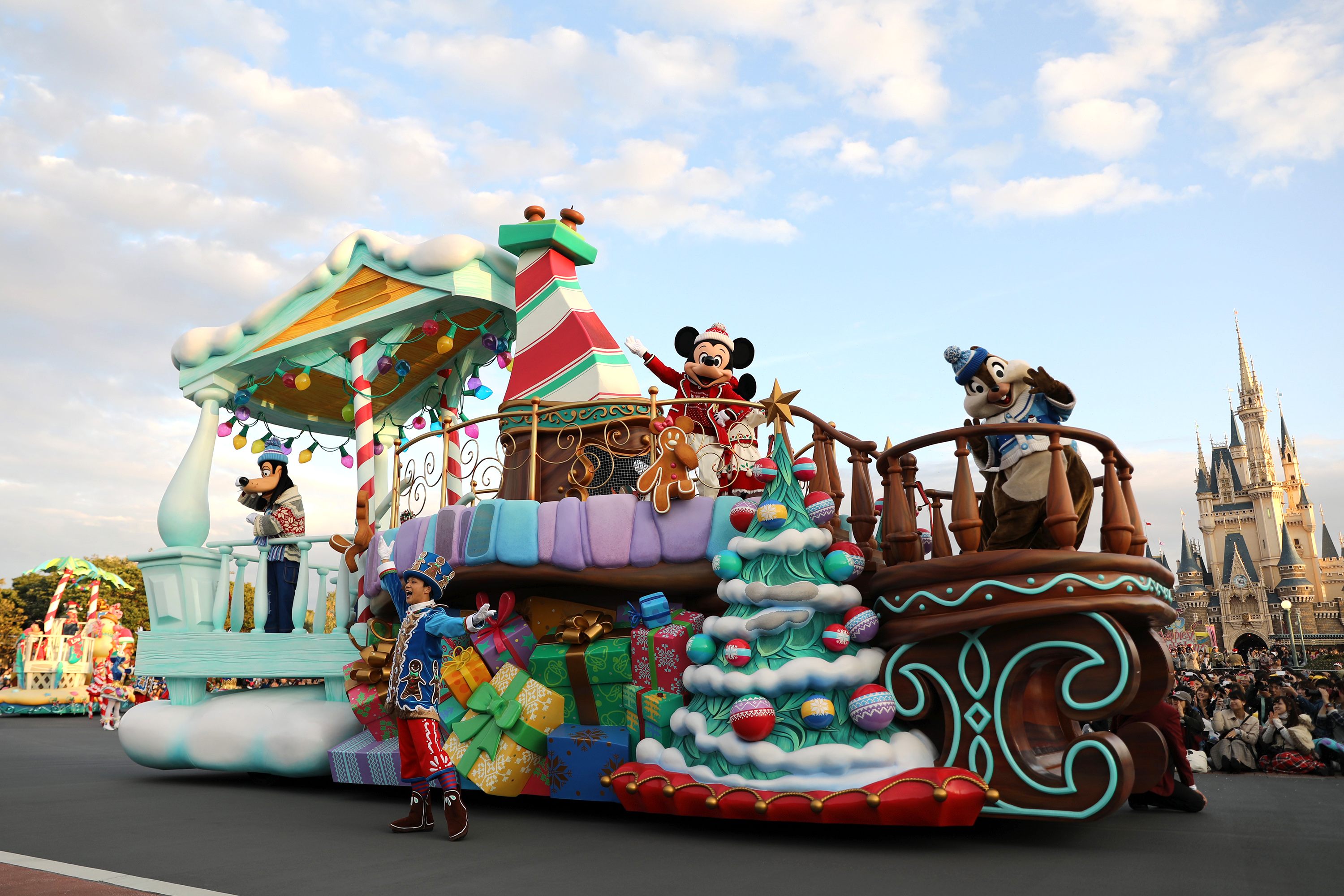 东京迪士尼举行圣诞巡游