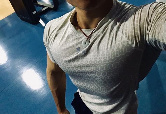 练出大块胸肌,会让你穿衣有型,脱衣迷人!如何增加上胸肌厚度?