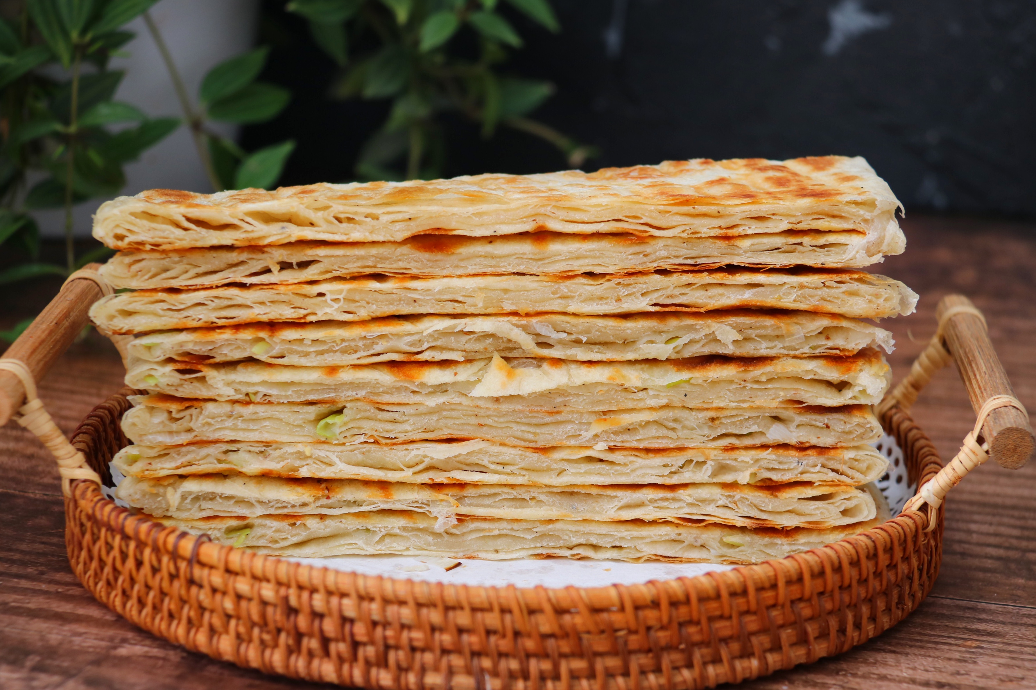 烙葱油饼要想又软又香,第1步万万不可放错水,不然又硬又难吃