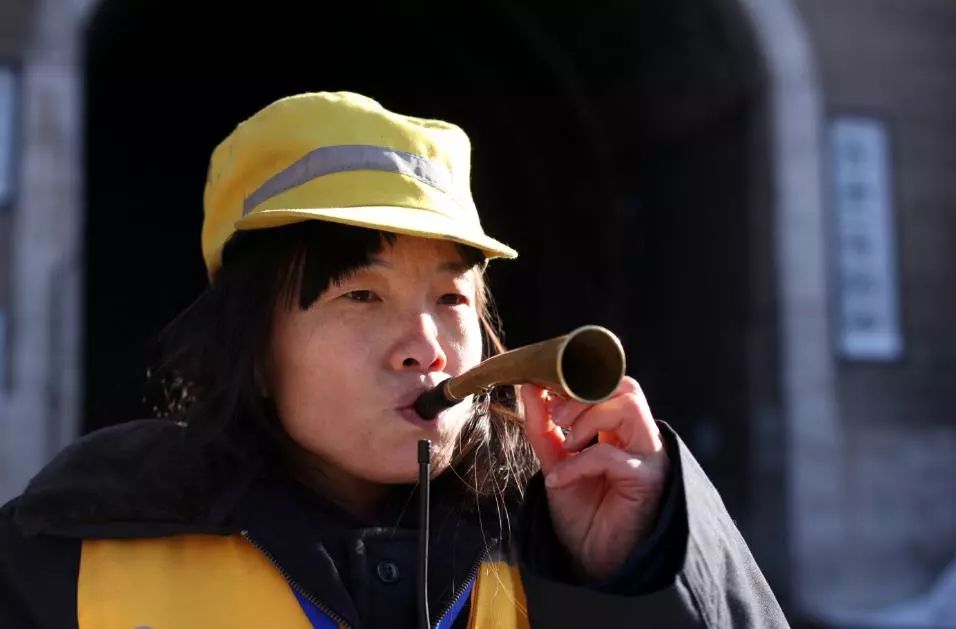 王新灵在吹安全口笛,提醒丈夫注意安全避车.