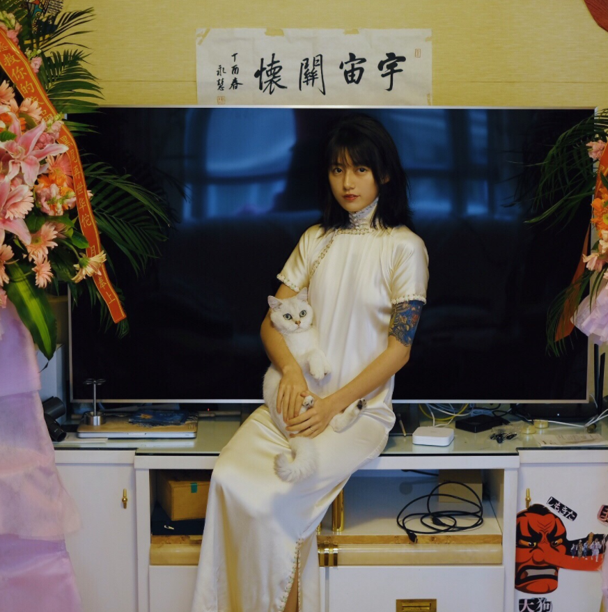 李诞妻子黑尾酱太个性,胳膊上的花臂太抢眼,穿上旗袍却很美