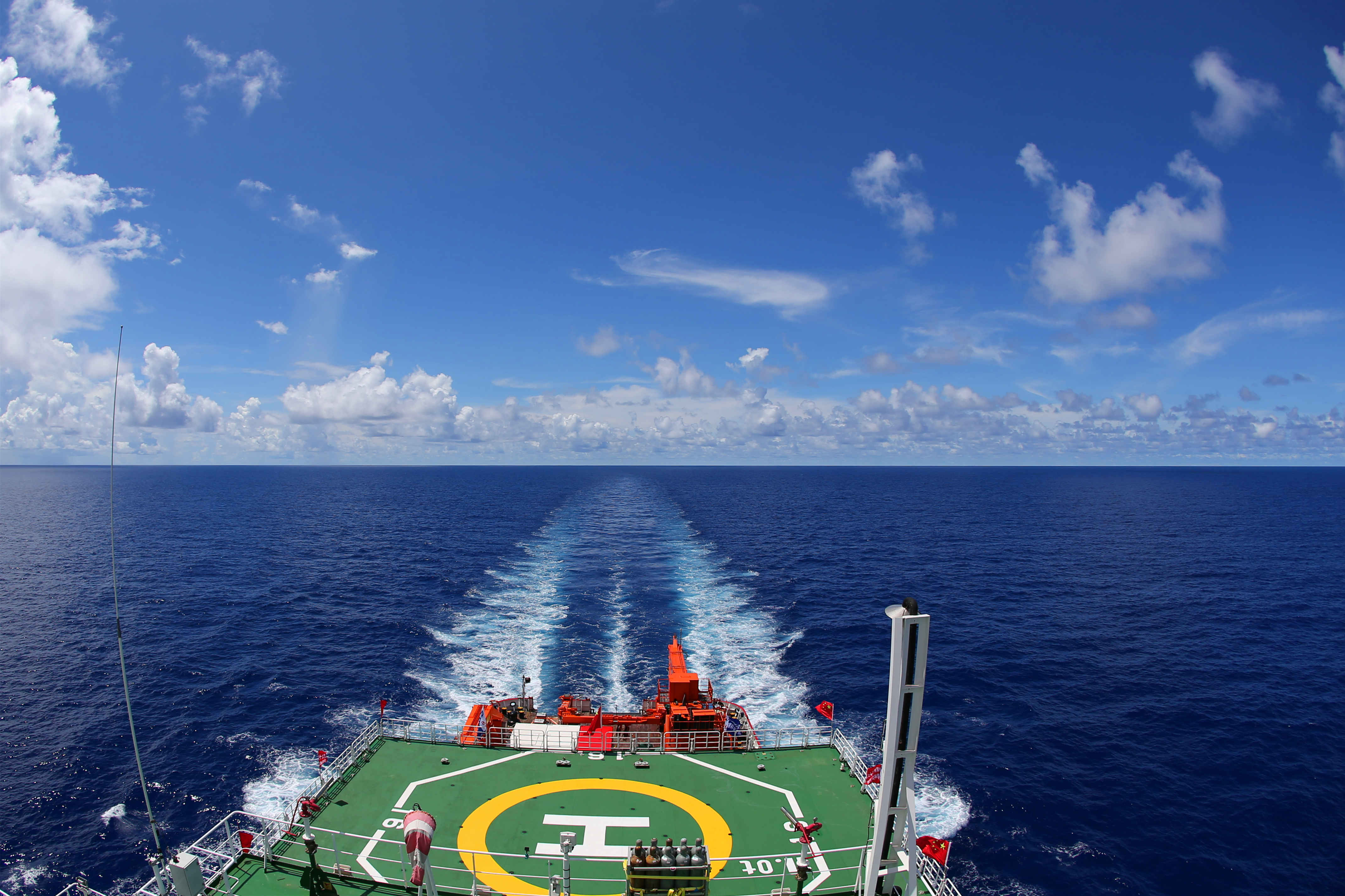 "雪龙2"号首次穿越赤道进入南半球