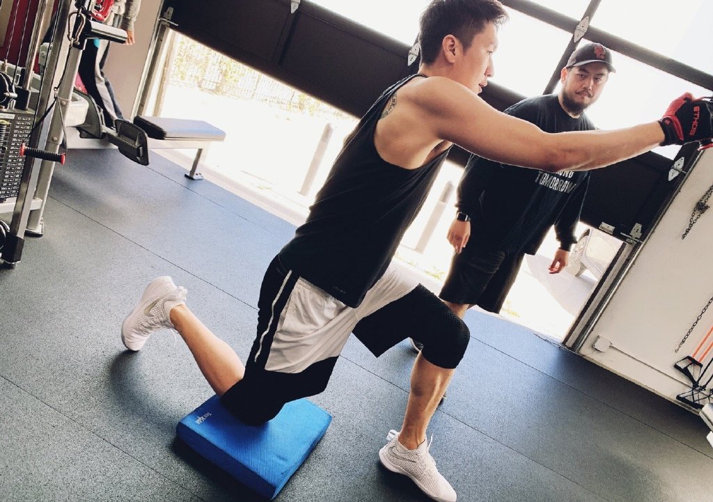 球员孙悦赴美训练,下赛季或有望复出,娇妻晒照露蜂腰显婀娜身材