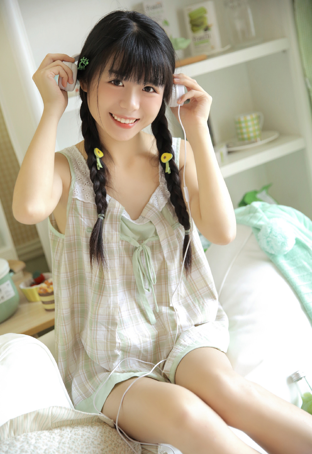 邻家女孩韩式麻花辫漂亮脸蛋调皮搞怪室内个人写真