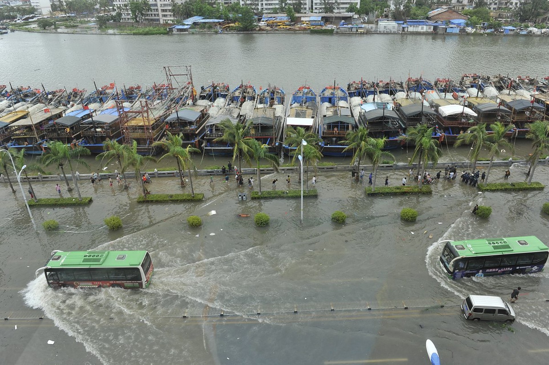 记者从汕头市交通运输局获悉,目前汕头已启动台风一级响应,从17:00 起