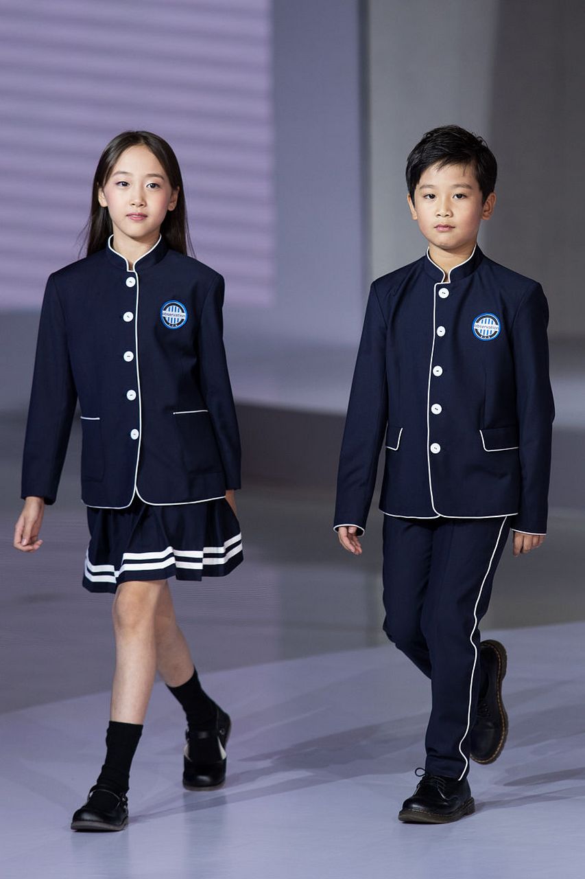 现代学生追求个性与时尚,校服设计也要跟上潮流,功能性与舒适度缺一不