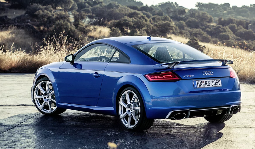 蓝色奥迪tt rs,开出去一定很拉风!