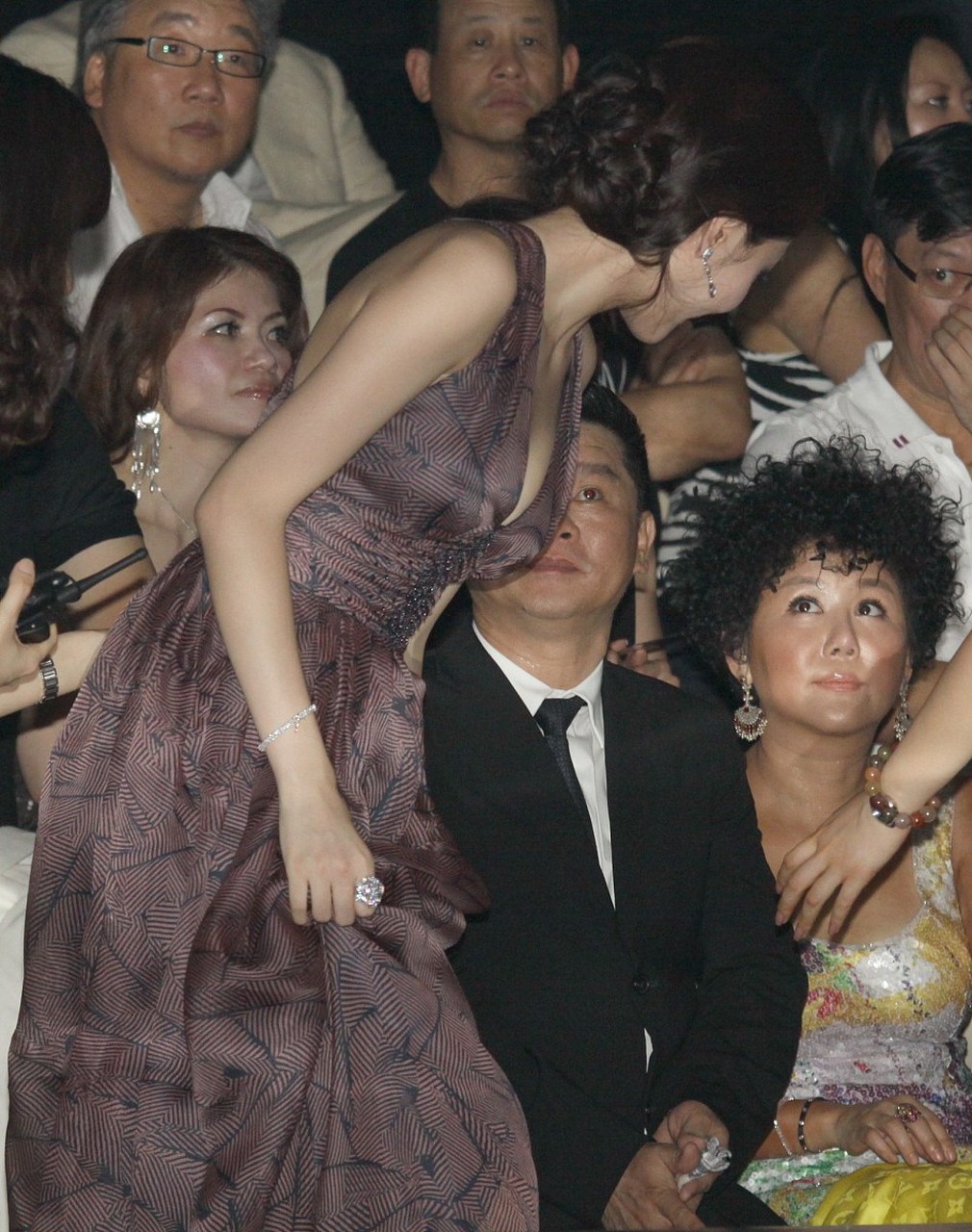 近期,湖北三国隆中f4在哈尔滨中央大街再现历史上知名的三顾茅庐情景