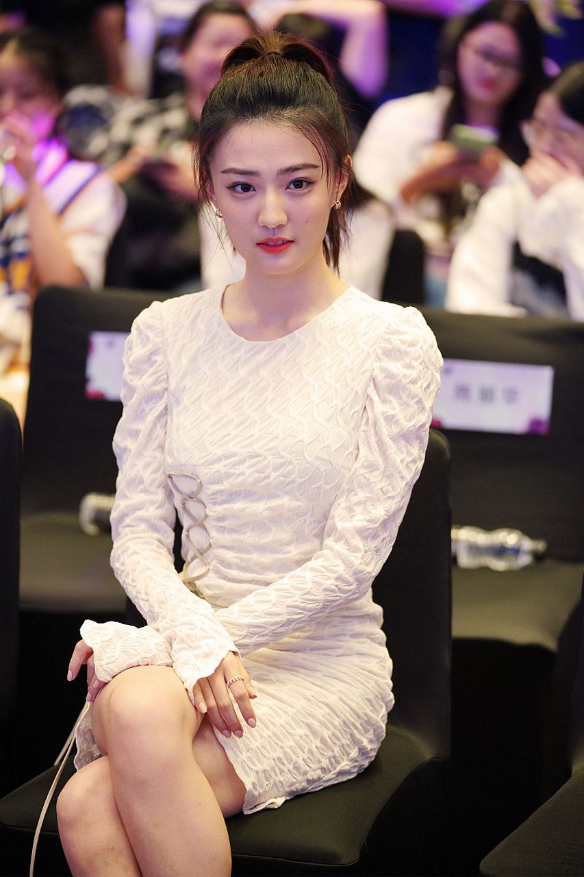 知名演员徐璐与香港男星吴崇轩的亲密互动掀起恋情风波!