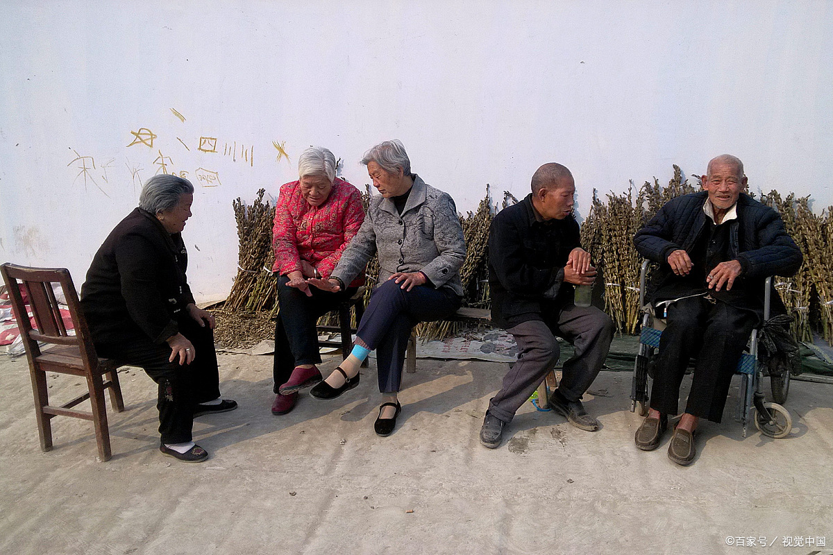 农村的村口为何每天都坐满人?他们整天聊些什么?城里人不理解!