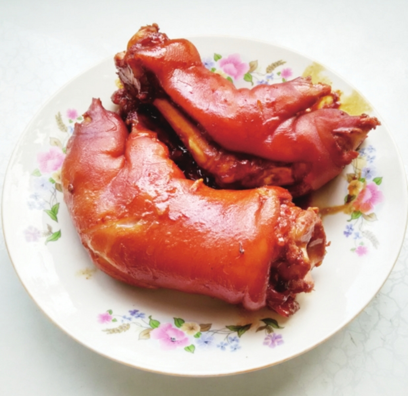 红扒猪手是吉林传统风味菜肴之一 , 此菜猪手经烤,炸,烧等烹调方法制