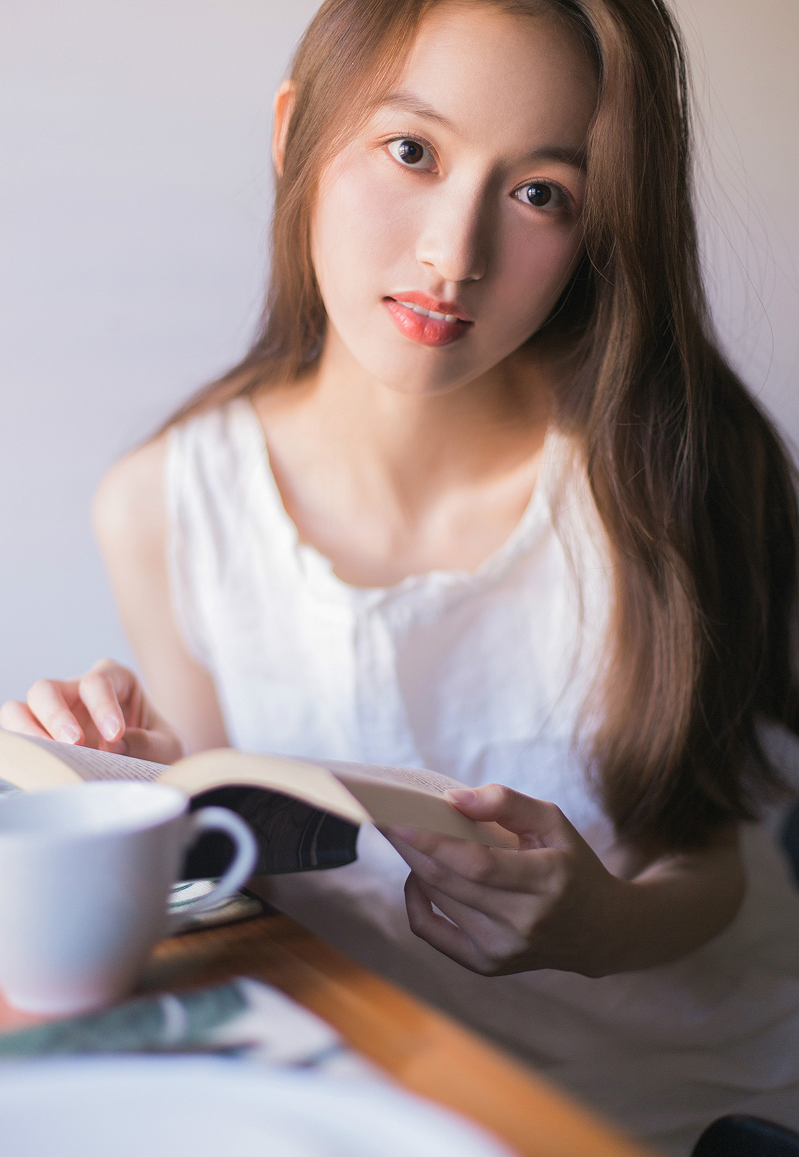 阳光下的午后 慵懒的白净的俏皮女孩!