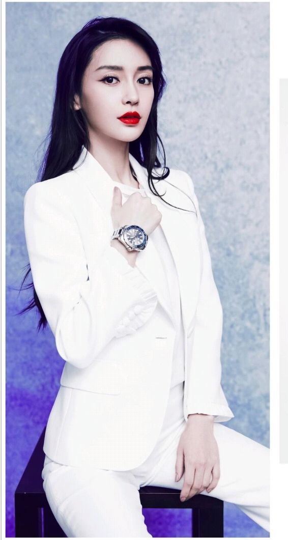 angelababy身着时尚帅气的职业装,看着就非常养眼