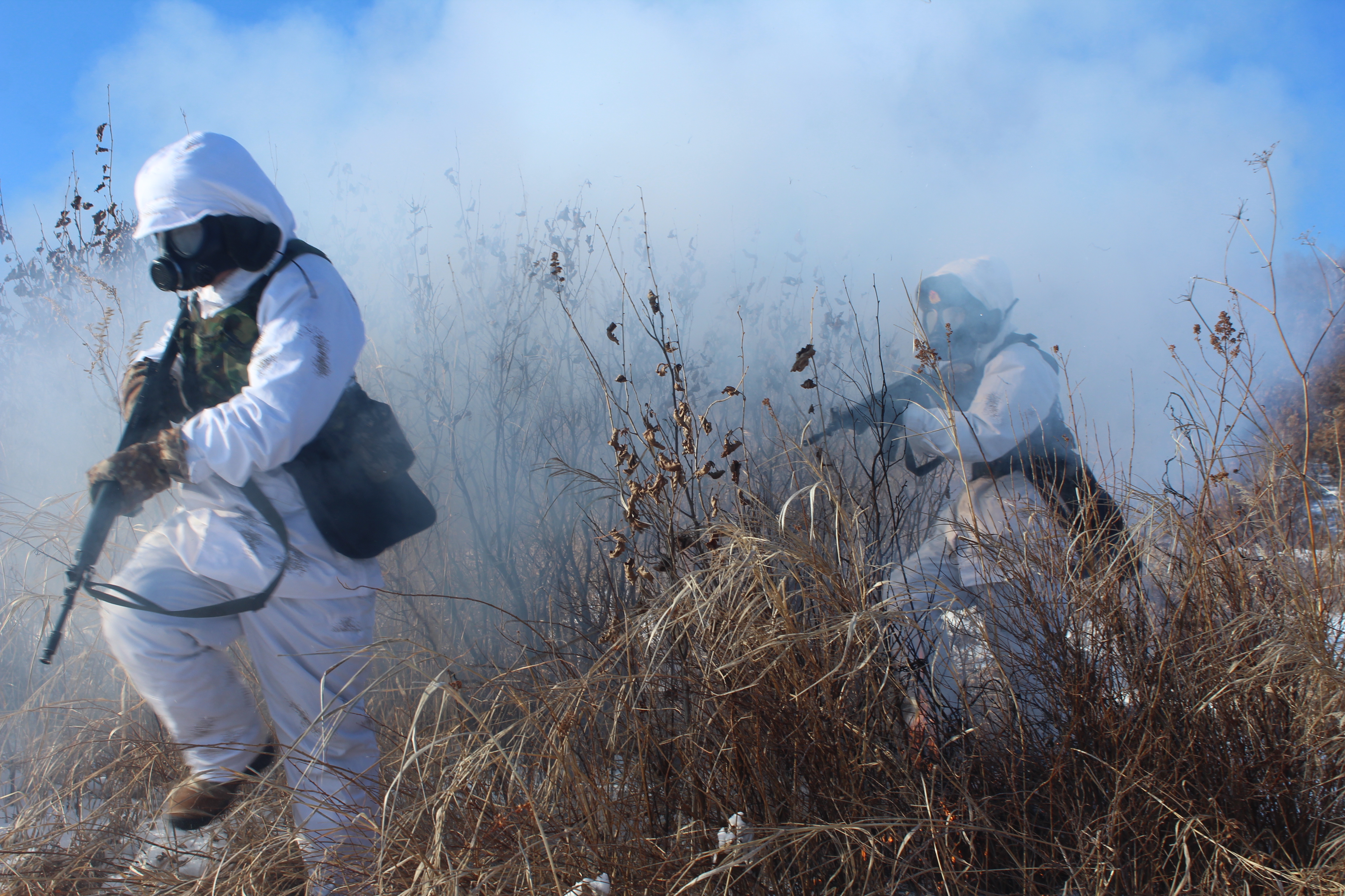零下30度,兵哥哥身着白色伪装衣穿行在林海雪原
