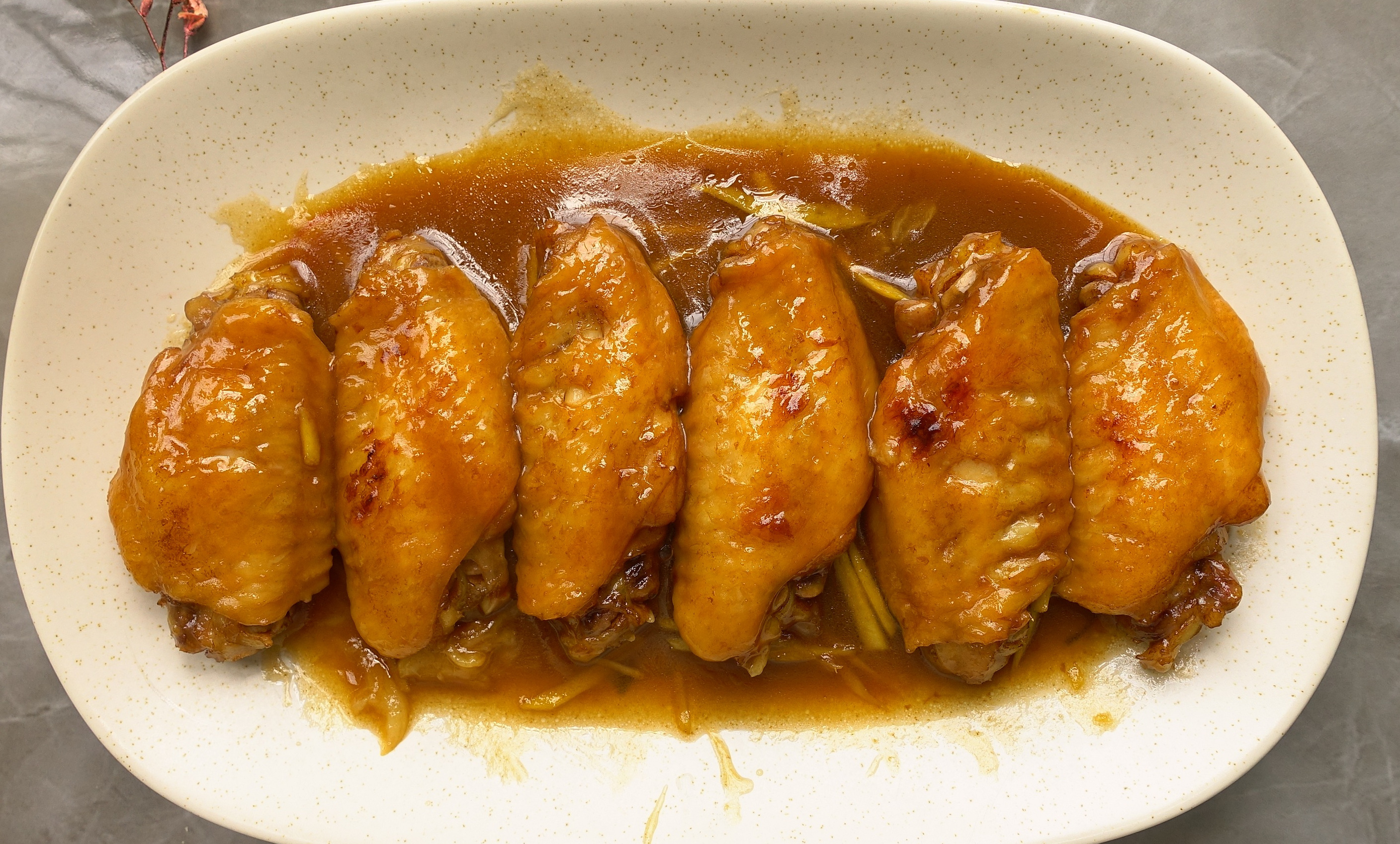 如何做出大厨级的可乐鸡翅煲,材料很简单,比饭馆做的还好吃