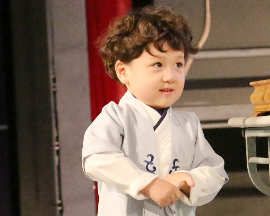 豪豪全名单禹豪,因为《放开我北鼻》被很多人认识,其呆萌可爱的动作和