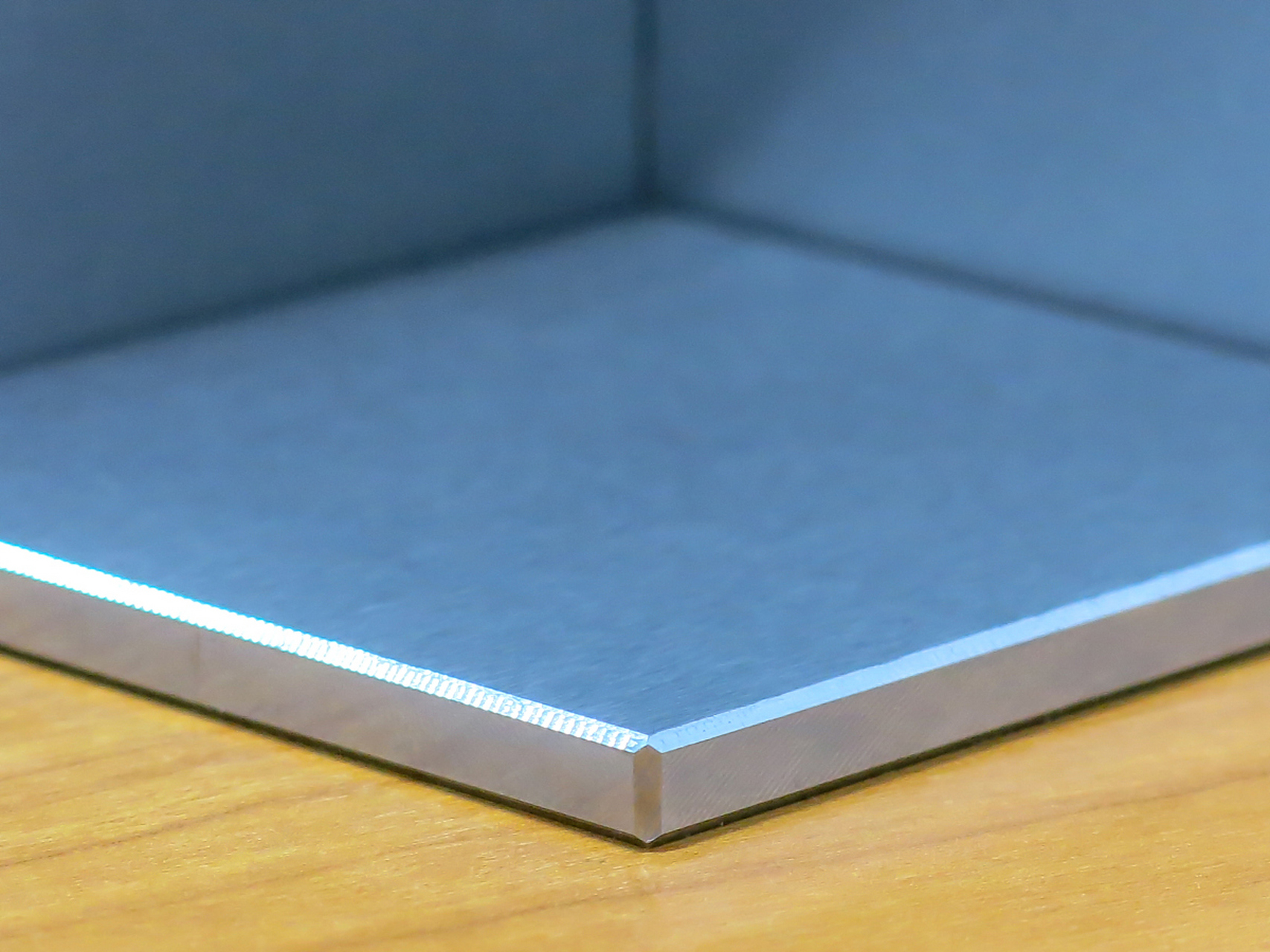 首先,碳晶板全屋装修需要选择合适的碳晶板厂家.